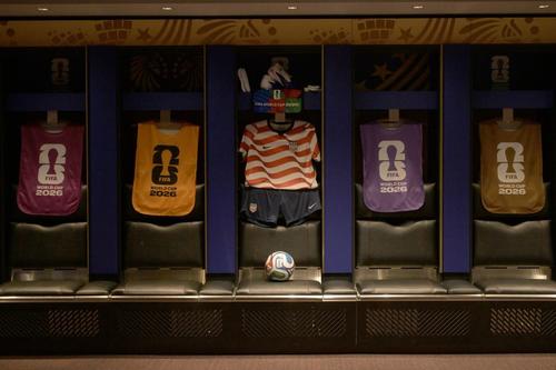 El vestuario del Equipo A está decorado con camisetas de la selección estadounidense, petos de entrenamiento y el balón oficial.