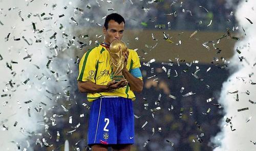 El Brasil de 2002, dirigido por Luiz Felipe Scolari, ganó los 7 partidos que disputó en el torneo. Hasta la fecha, ninguna otra selección ha igualado este récord en una sola edición mundialista.