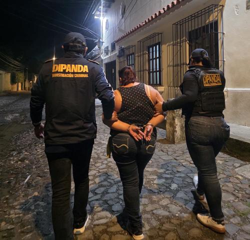 La mujer deberá responder a la justicia por los crímenes. (Foto: PNC)