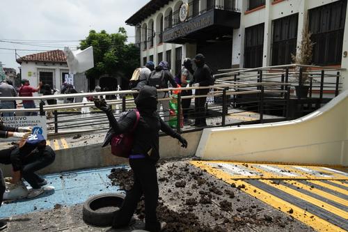 Supuestos estudiantes causan disturbios a las afueras de la CC en rechazo a las resoluciones emitidas relacionadas a la elección de rector de la USAC. (Foto: Wilder López/Soy502)