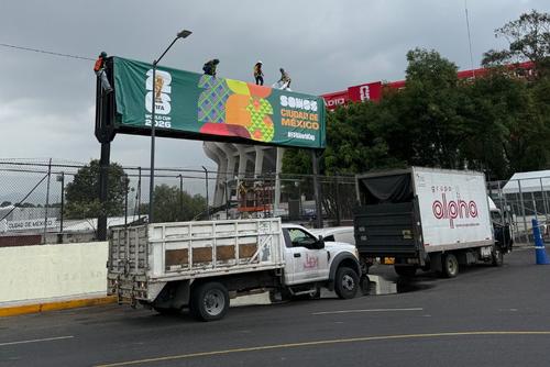 Se observa todavía a decenas de trabajadores retocando detalles para que el recinto tenga las mejores galas este jueves. (Foto: Pedro Pablo Mijangos)
