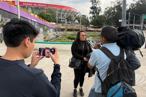 Diversos medios aprovechan el estadio de fondo para hacer sus notas y entrevistar a los ciudadanos mexicanos y alguno que otro turista. (Foto: Pedro Pablo Mijangos)