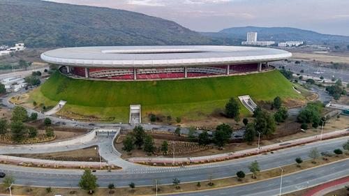El estadio de Guadalajara destaca por tener forma de volcán y poder recibir a 48 mil aficionados.