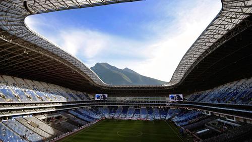 Fue reconocido como la sede deportiva más hermosa del mundo gracias a su diseño asimétrico, con capacidad para 53,500 personas.