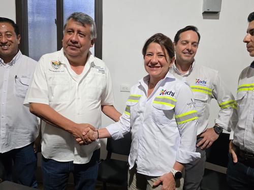 Ana Luisa Martínez, directora del proyecto Xochi, tras llegar a un acuerdo con el alcalde de Mazatenango, Carlos Martínez, para continuar con la obra. (Foto: Surama Rojas/Colaboración)