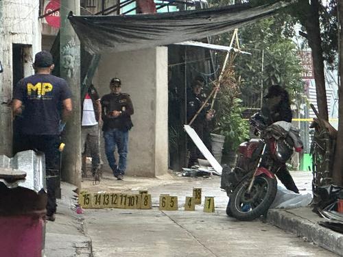 Más de 10 casquillos de bala quedaron en el lugar en donde fue atacado un hombre este lunes. (Foto: Oscar Rivas/Colaborador)