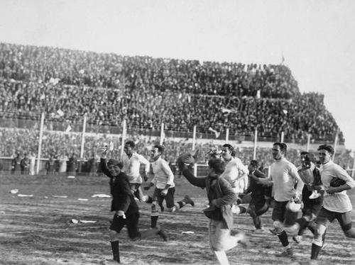 Pese a empezar perdiendo, Uruguay remontó el marcador 2-1 frente a más de 170 mil espectadores en el Estadio Maracaná.