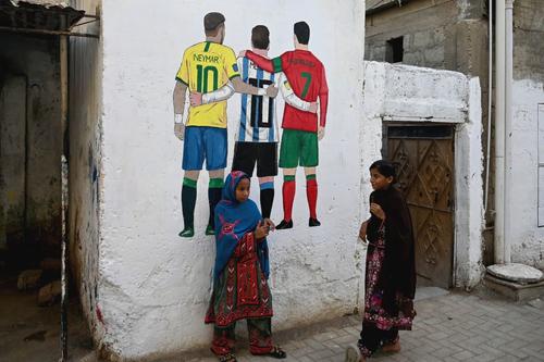Un mural, hecho en la previa al Mundial 2026, retrata a tres de las grandes estrellas del futbol mundial. (Foto: AFP)