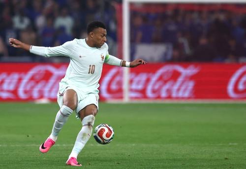 Con la selección, Mbappé ganó la Copa Mundial de 2018 en Rusia, se alzó con el Campeonato Europeo sub-19 en 2016 y con la Liga de Naciones de la UEFA en 2021. (Foto: AFP)