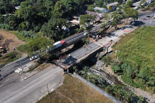 La construcción de la autopista que conduce de Escuintla hacia Puerto Quetzal fue de los primeros proyectos en marcha por medio de la ley de alianzas público-privadas. (Foto: Convía/Soy502)