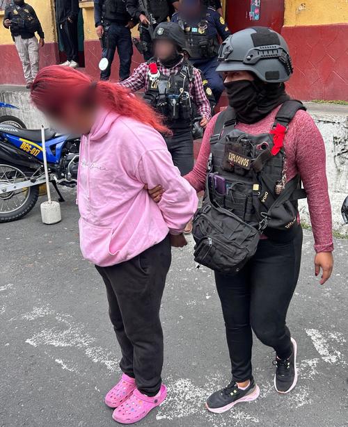 Agentes de la División de Investigación y Desactivación de Armas y Explosivos de la Policía Nacional Civil fueron los responsables de la captura. (Foto: PNC)
