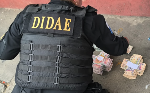 Además del efectivo, localizaron droga dentro de la mochila. (Foto: PNC)