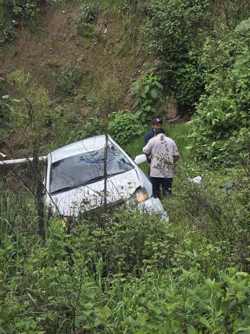 El automóvil sufrió daños tras caer en la hondonada. (Foto: Redes sociales)