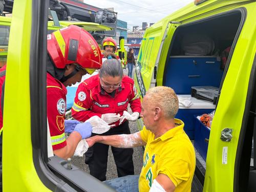 Dos personas sufrieron quemaduras y fueron trasladadas a centros asistenciales. (Foto: CBM)