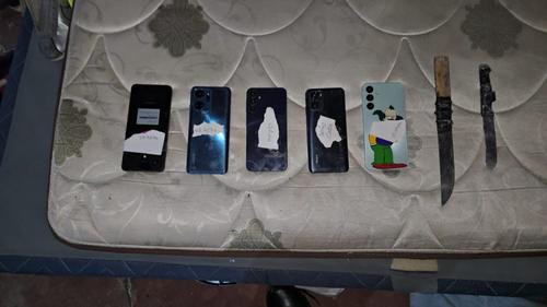 Las fuerzas de seguridad les incautó a los detenidos celulares y cuchillos. (Foto: PNC)