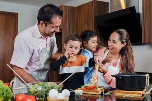 Los momentos cotidianos ayudan a construir vínculos familiares más cercanos y saludables. (Foto: Shutterstock)