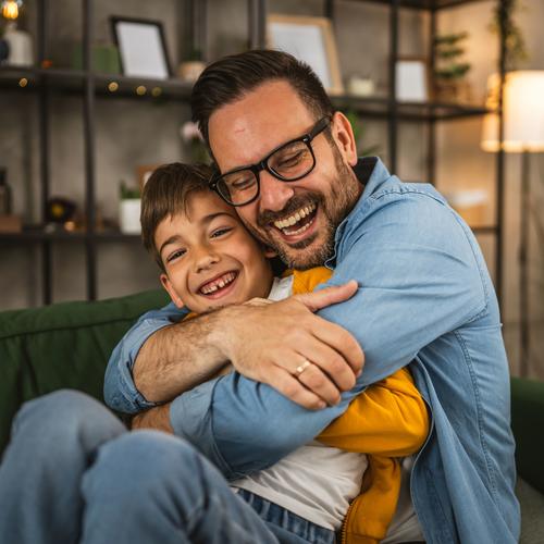 El afecto constante y la cercanía fortalecen la seguridad emocional de los hijos. (Foto: Shutterstock)