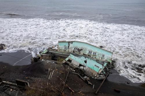 Casas han quedado completamente destruidas por la marea alta. (Foto: AFP)