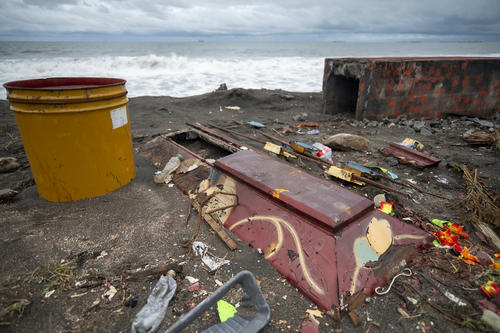 Algunos de los ataúdes han quedado desenterrados tras el alcance de las olas. (Foto: AFP)