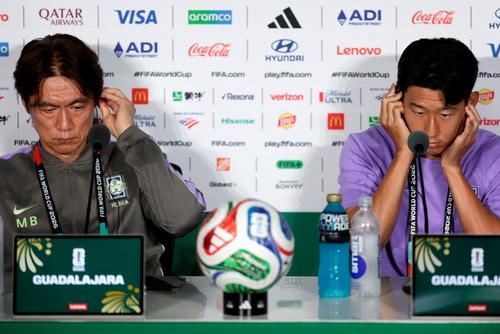 Son Heung-min acompañó al estratega coreano en la rueda de prensa. (Foto: AFP)