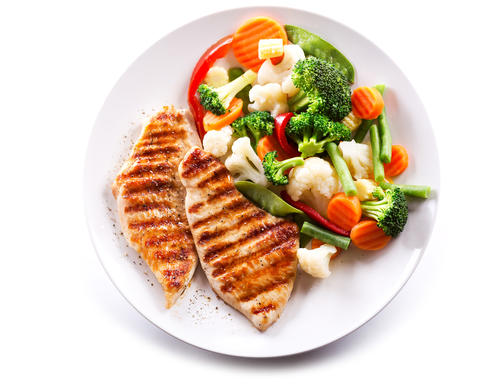 Asegúrate que el plato para tu almuerzo incluya la mitad de vegetales. (Foto: Shutterstock)