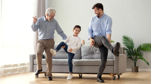 No necesitas ir al gimnasio, puedes hacer ejercicios de estiramiento al mismo tiempo que compartes con los tuyos. (Foto: Shutterstock)