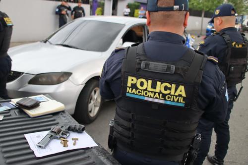 Al momento de ser identificados se les incautó un revólver. (Foto: PNC)