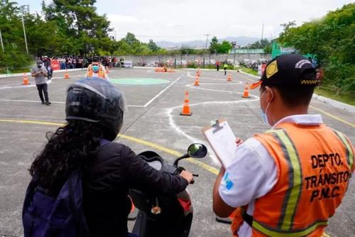 Se deben de ganar exámenes teóricos y prácticos. (Foto: Cortesía PNC)