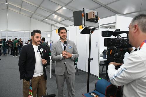 Los periodistas hicieron sus reportes desde el lugar. (Foto: Rudy Martínez)