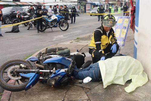 El fallecido quedó tendido junto a su motocicleta sobre una acera del área. (Foto: Bomberos Voluntarios)