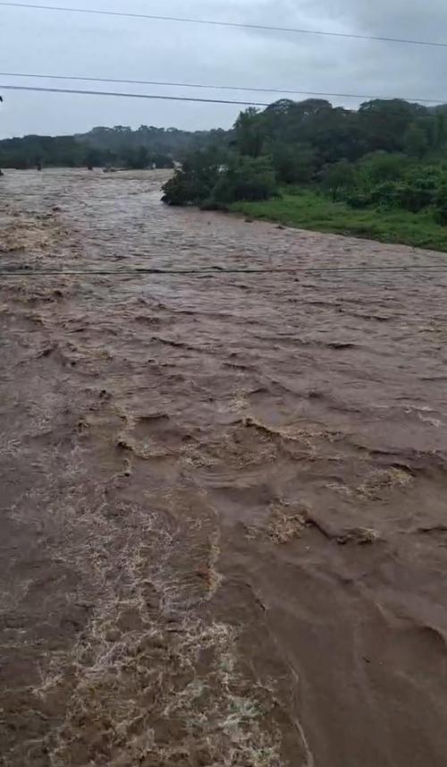 El río Naranjo ha mostrado una creciente en Pajapita, San Marcos. (Foto: Redes sociales)