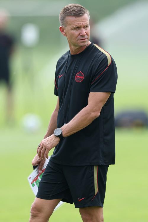 Jesse Marsch, entrenador de Canadá, analiza a su equipo durante la sesión de entrenamiento, un día antes del estreno. (Foto: AFP)