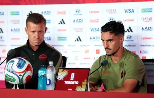 Stephen Eustaquio (der.) destaca por su lectura de juego y es una pieza clave para la selección de Canadá. (Foto: AFP)