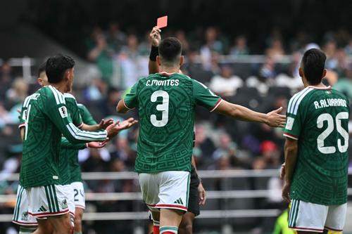 Por primera vez en la historia, tres jugadores fueron expulsados en el partido inaugural: dos de Sudáfrica y uno de México. (Foto: AFP)