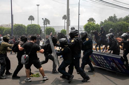 Los policías se enfrentaron a los manifestantes que ocasionaron disturbios en los alrededores del estadio en donde se realizaba la inauguración del Mundial 2026. (Foto: AFP)