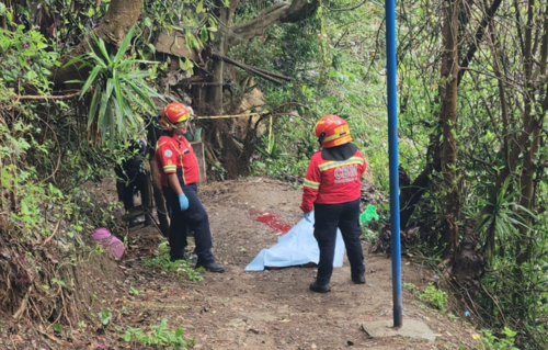 Bomberos Municipales atendieron la emergencia y confirmaron que la víctima falleció a causa de heridas de bala. (Foto: Jorge Senté/Colaborador)