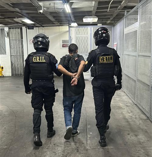 El ahora detenido fue remitido a torre de tribunales para solventar su situación penal. (Foto: PNC)
