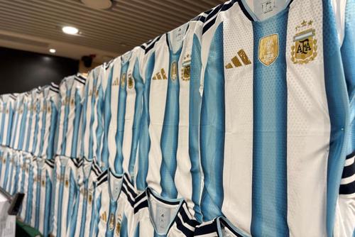 Autoridades de Hong Kong detuvieron a 6 personas y decomisaron mercadería falsa del Mundial 2026, valorada en más de 150 millones de quetzales. (Foto: Archivo)