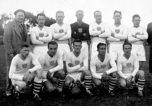 En 1930, Estados Unidos venció a Paraguay con un hat-trick de Bert Patenaude, el primer y único hat-trick anotado por un jugador estadounidense en un partido de Copa Mundial, y el primer triplete de la historia del torneo.