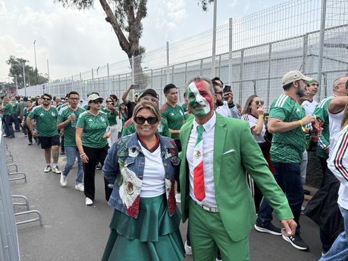 Bien elegantes llegaron para el debut del Tri en la Copa del Mundo. (Foto: Pedro Pablo Mijangos)