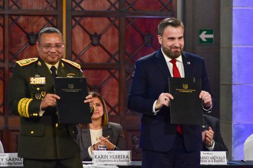 El ministro de la Defensa Nacional y el Embajador de Estados Unidos en Guatemala mientras intercabian las cartas de oferta y aceptación del proyecto. (Foto: Archivo/Soy502)
