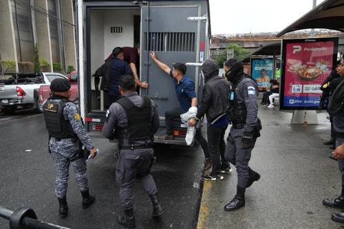 Los guardias del SP señalados de facilitar fuga de 20 pandilleros de Fraijanes 2 fueron trasladados después de que se suspendió la audiencia. (Foto: Wilder López/Soy502)