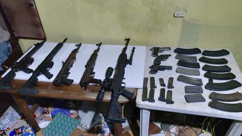 Varios fusiles fueron incautados tras el hallazgo. (Foto: PNC)