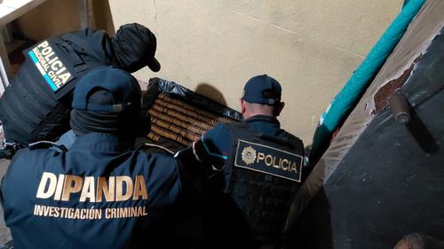 Las municiones y las armas de fuego fueron incautadas. (Foto: PNC)