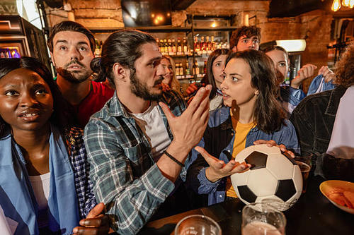 Los resultados de los partidos pueden provocar frustración que ocasionan violencia doméstica entre los aficionados. (Foto ilustrativa: iStock)