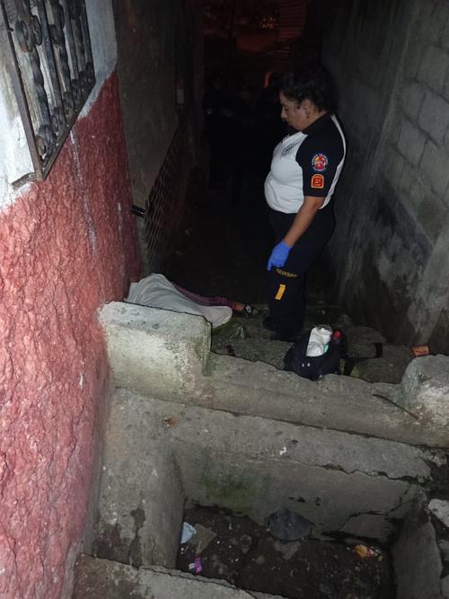 El cuerpo sin vida de la víctima quedó entre unas gradas. (Foto: CVB)
