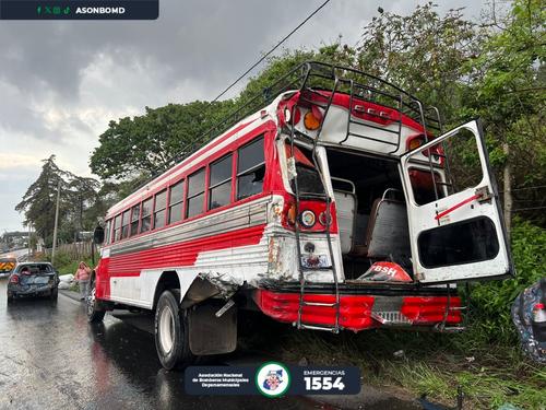 En el accidente estuvieron involucrados dos buses extraurbanos y 6 vehículos livianos. (Foto: Bomberos Municipales Departamentales)