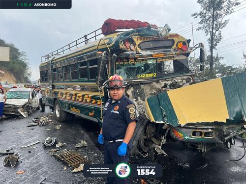 Al menos 25 personas resultaron heridas y cuatro fueron trasladadas a un hospital. (Foto: Bomberos Municipales Departamentales)