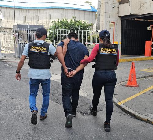 El sospecho Q1 mil 300 por extorsión y bono 14 a la víctima. (Foto: PNC)