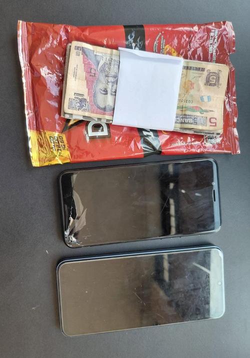 Agentes decomisaron dos teléfonos durante el operativo. (Foto: PNC)